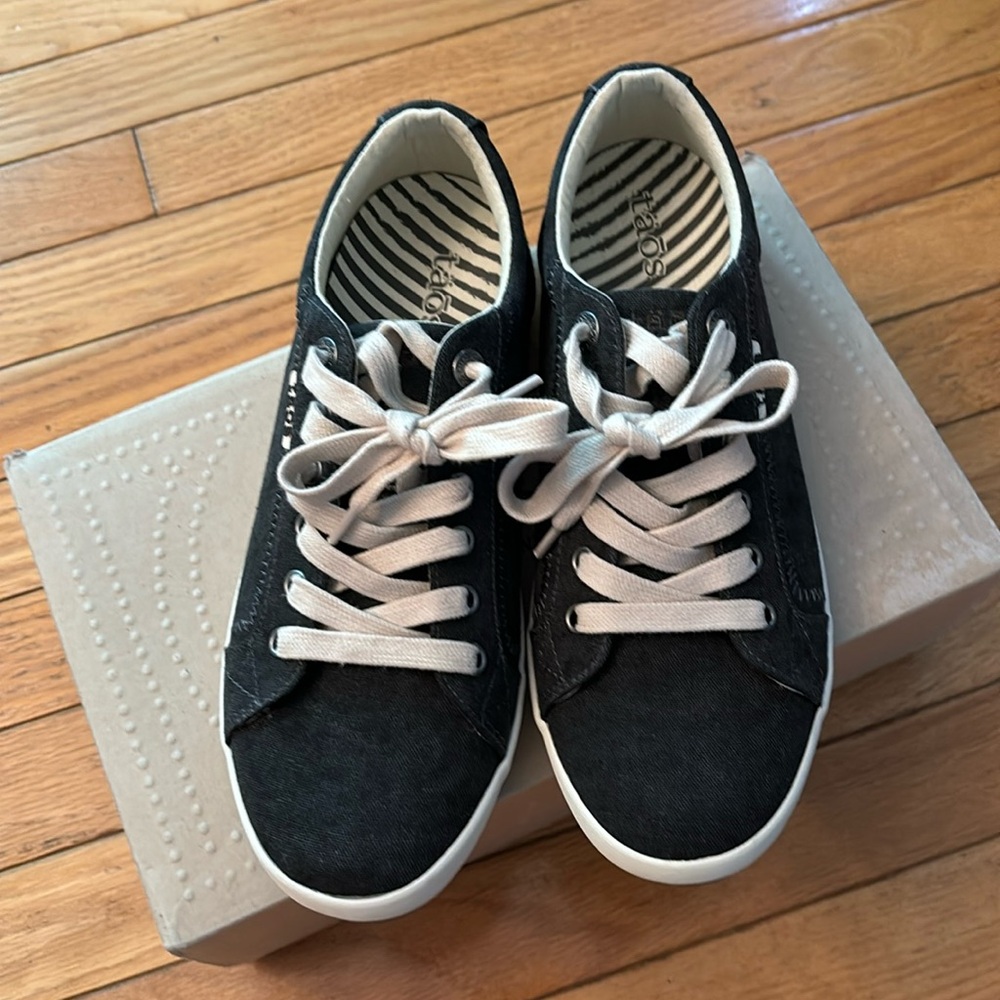 NWT Taos Star sneakers.